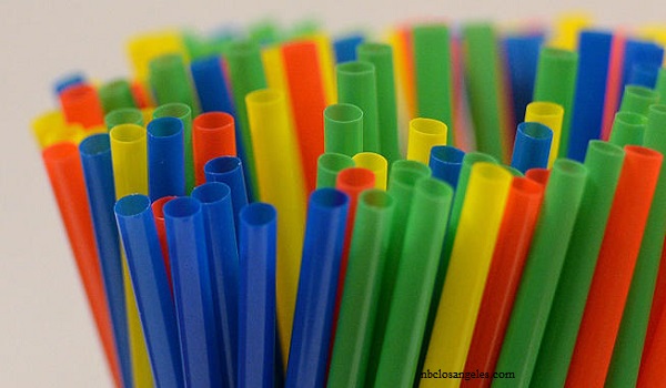 Starbucks Stop Gunakan Sedotan Plastik